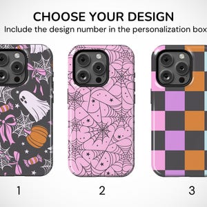 Puede incluir: Tres fundas para tel&eacute;fono con dise&ntilde;os de Halloween. La primera funda presenta fantasmas, caramelos y telara&ntilde;as sobre un fondo oscuro. La segunda funda tiene un dise&ntilde;o de telara&ntilde;a rosa. La tercera funda tiene un patr&oacute;n de cuadros en naranja, morado y azul. Texto: ELIGE TU DISE&Ntilde;O.