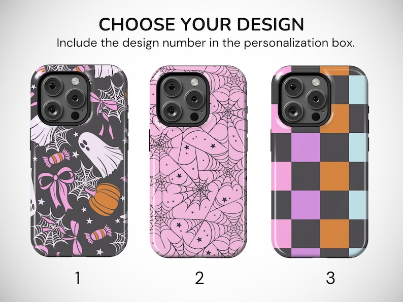 Puede incluir: Tres fundas para tel&eacute;fono con dise&ntilde;os de Halloween. La primera funda presenta fantasmas, caramelos y telara&ntilde;as sobre un fondo oscuro. La segunda funda tiene un dise&ntilde;o de telara&ntilde;a rosa. La tercera funda tiene un patr&oacute;n de cuadros en naranja, morado y azul. Texto: ELIGE TU DISE&Ntilde;O.