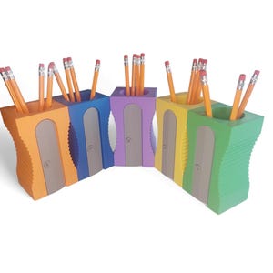 Könnte beinhalten: Fünf bunte Bleistifthalter mit integrierten Spitzer. Jeder Halter hat eine andere Farbe: Orange, Blau, Lila, Gelb und Grün. Die Halter sind mit gelben Bleistiften gefüllt.