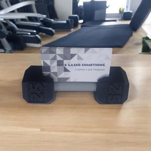 Porta-cartão de visita com halteres – acessório de mesa inspirado em fitness para academias e treinadores