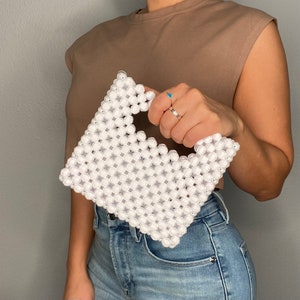 El bolso de cuentas Cha Mini en blanco