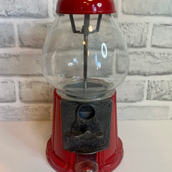 Vintage rode carrousel metaal en glas werkende gum ball machine