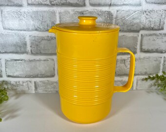 Vintage Golden Yellow Rubbermaid 2 Qt. Drink Pitcher With Lid 
