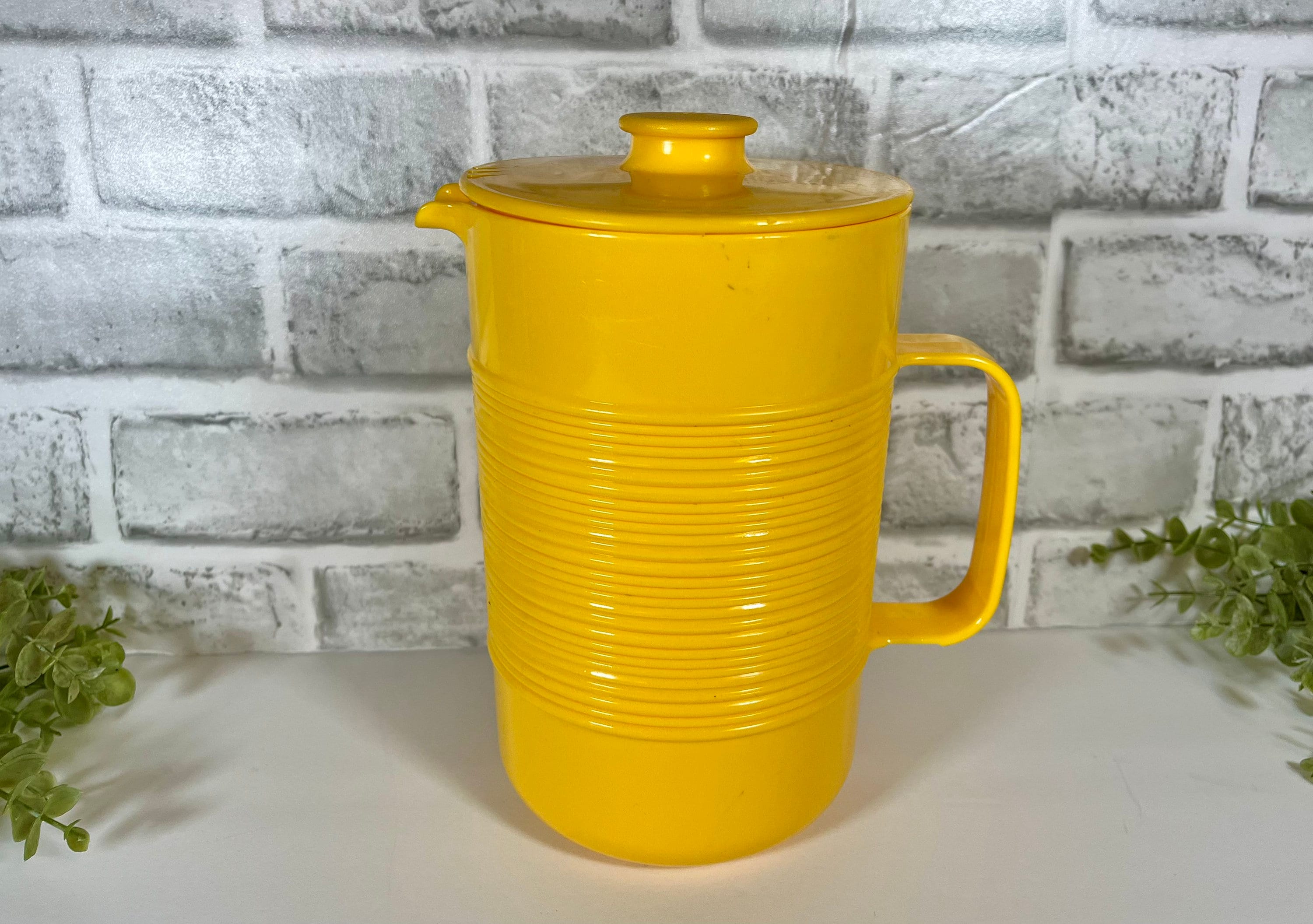 Rubbermaid With Lid Pitchers
