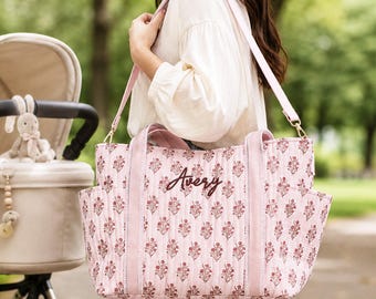 Borsa tote ricamata con stampa floreale a blocchi, borsa fasciatoio trapuntata personalizzata, regalo per neomamma con monogramma