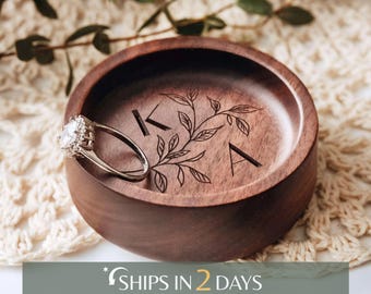 Custom Wooden Ring Dish, Wedding Ring Dish, Custom Jewelry Dish - Engagement Ring Holder, Personalized Gifts for Her Mom [W+R]