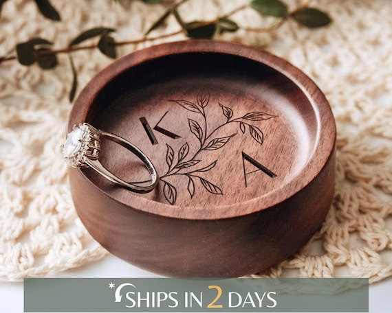 Custom Wooden Ring Dish, Wedding Ring Dish, Custom Jewelry Dish - Engagement Ring Holder, Personalized Gifts for Her Mom [W+R]