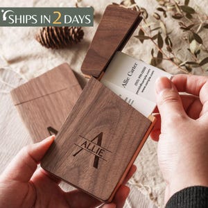 Personalisierter Visitenkartenhalter, individuell gravierter Holzkartenhalter Magnetverschluss, Geschenkidee zum Muttertag, personalisiertes Geschenk für sie <W>
