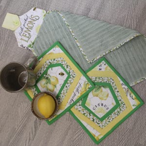 Paño de cocina colgante hecho a mano con dos posavasos de tela cuadrados, paño de cocina con cierre de botón de bucle, juego de paño de cocina/posavasos moderno