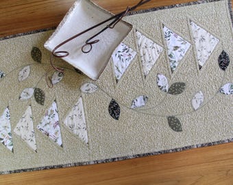 Handgefertigter gesteppter Tischläufer aus Baumwolle in Salbei Beige, Applikationen, Tischläufer, Tischdekoration, Hochzeitsgeschenk , (31.5 "x 15.5" )