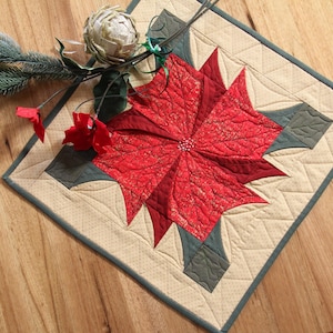 Tapete de mesa acolchado con diseño de flor de Pascua hecho a mano, camino de mesa navideño con flores, decoración festiva para el comedor, centro de mesa acolchado festivo, regalo de Navidad