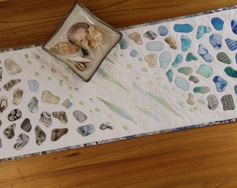 Gesteppter Tischläufer, gesteppte Tischläufer, handgefertigte Baumwolltischdekoration, Faserkunst, Strandhausdekor, Küstenstrandthema (43 "x 13,25"")