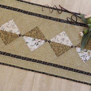 Handgjord quiltad bordslöpare, salviakrämgrönt tonade tunnband, textilkonst, 132 x 34 cm