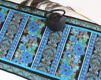 Camino de mesa acolchado hecho a mano, algodón floral azul turquesa, decoración con cuentas, regalo único, arte textil, decoración de comedor, decoración de mesas