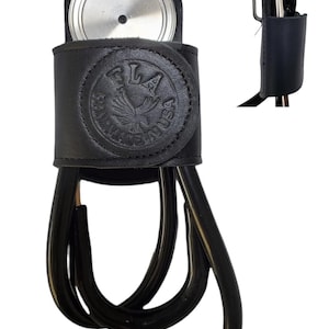 Porte-stéthoscope professionnel avec clip, fabriqué à la main aux États-Unis en cuir véritable. Idéal pour les médecins et les infirmières. Personnalisable.