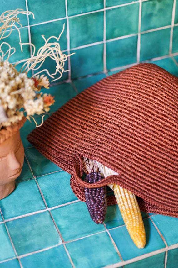 Handmade Basket Tote Bag: Woven Fiber Beach Bag