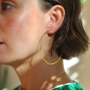 Pendientes de aro martillados chapados en oro de 24 quilates: aros finos y ligeros, joyería minimalista para el día a día.