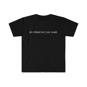 Może przedstawiać: Czarny T-shirt z nadrukiem "do whatever you want." w kolorze białym na przodzie.