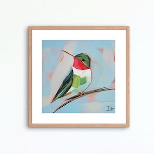 以下が含まれることがあります： 緑と赤の羽根を持つハチドリが枝にとまっている絵画。背景は薄い青色で、白い筆跡が描かれている。