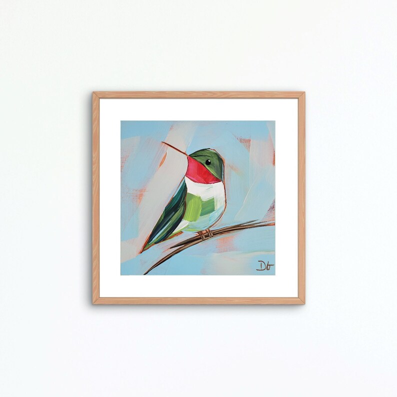 以下が含まれることがあります： 緑と赤の羽根を持つハチドリが枝にとまっている絵画。背景は薄い青色で、白い筆跡が描かれている。