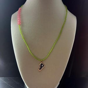 Collier de perles Emo Elder : breloque Converse faite main, vert citron et rose