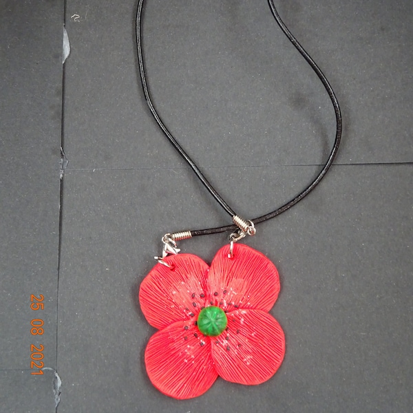 Collier coquelicot en pâte polymère avec cordon noir