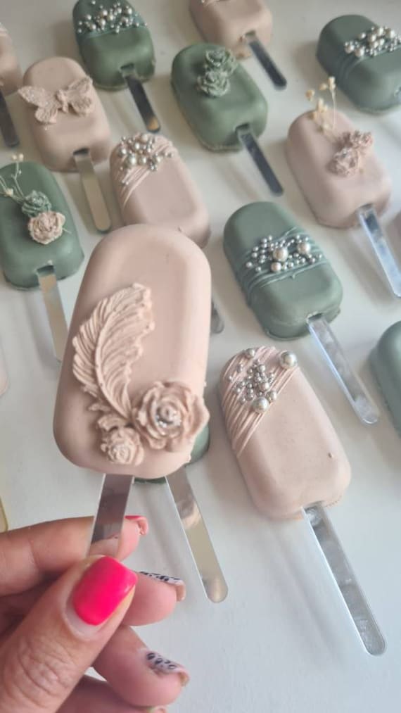 Wedding chocolate cakesicle favours!