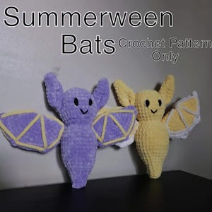Puede incluir: Dos murciélagos de ganchillo, uno morado y otro amarillo, con caras sonrientes y alas geométricas. El texto "Summerween Bats Crochet Pattern Only" está encima de los murciélagos.