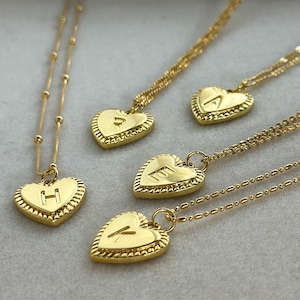 Colar inicial com preenchimento de ouro, colar inicial de coração de ouro, colar inicial de coração, colar inicial delicado, colar pequeno de coração