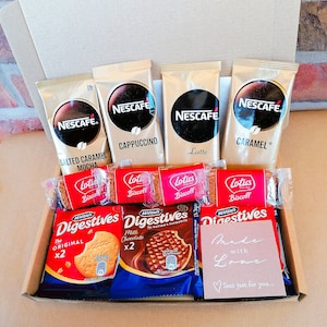 Deluxe Nescafe Kaffee & Keks Briefkasten Geschenkset - personalisiert | Karamell | Salted Caramel Mokka | Milchkaffee | Cappuccino | Biscoff