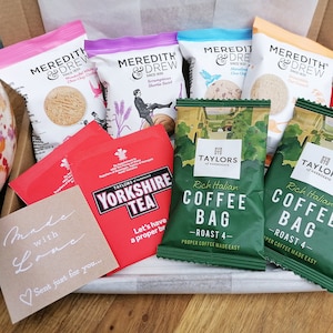 Een echt brouwsel! Yorkshire Tea en Taylors Coffee brievenbus cadeauset | Meredith & Drew-koekjes | Gepersonaliseerd cadeau | Verjaardag | Beterschap