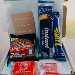 Cadbury Hot Chocolate & Biscuit Letterbox Giftset con carta personalizzata / Cadburys / Digestivo / Biscoff / Cibo e bevande
