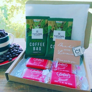 Coffee Tea & Biscuit Letterbox Giftset con pin de recuerdo - Personalizado / Regalo del maestro / Pin de café / Tabla periódica / Bebida caliente