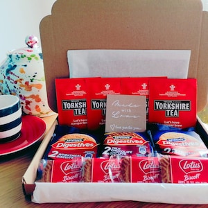 Yorkshire Tea & Biscuit Letterbox Giftset with personalised card | Afternoon Tea | Digestive | Biscoff | Food and Drink | Gift