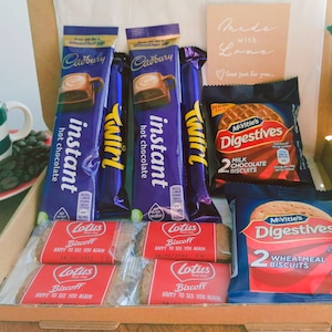 Cadbury Hot Chocolate & Biscuit Letterbox Giftset with personalised card - Biscoff | Digestive | Ultimate Chocolate Treat | Food and Drink