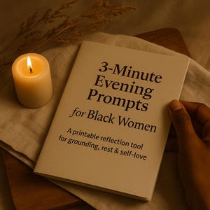 Op de afbeelding: Een brandende, crèmekleurige kaars naast een boek met de titel "3-Minute Evening Prompts for Black Women". Het boek is open, met de tekst "Een afdrukbare reflectietool voor aarding, rust en zelfliefde."