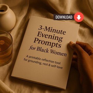 Może przedstawiać: Książka zatytułowana "3-Minute Evening Prompts for Black Women" z ikoną pobierania. Książka trzymana jest w dłoni, obok małego wazonu i szklanki herbaty. Tekst opisuje narzędzie do refleksji do wydrukowania.
