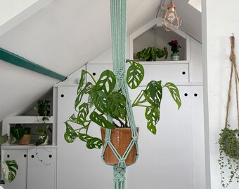 Macramé plantenhanger ‘Soraya’ - Aloë - handgemaakte plantenhanger - gerecycled katoen - duurzame plantenhanger - interieurdesign - boho