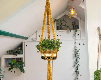 Macramé plantenhanger ‘Lisa’ - Mustard - handgemaakte plantenhanger - gerecycled katoen - duurzame plantenhanger - interieurdesign - boho