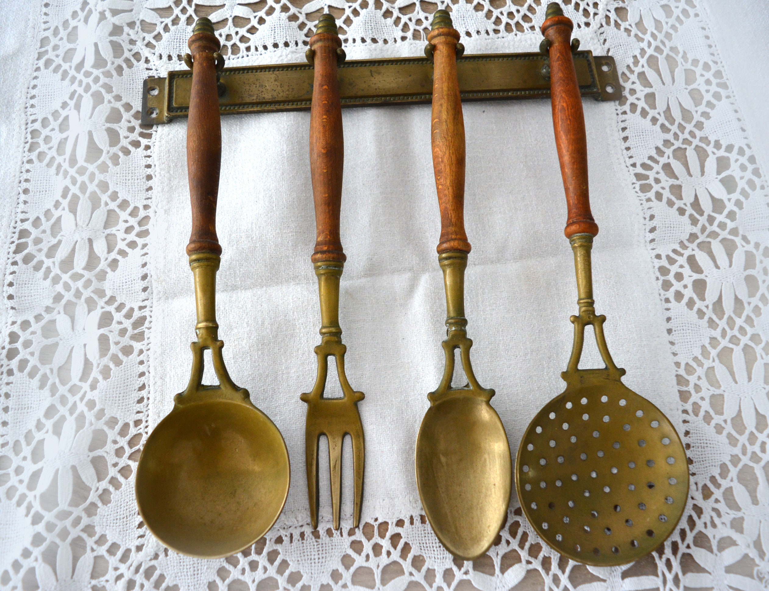 Français Ustensiles de Cuisine Vintage en Laiton, Français Laiton Rustique sur Le Rack, 1950'e