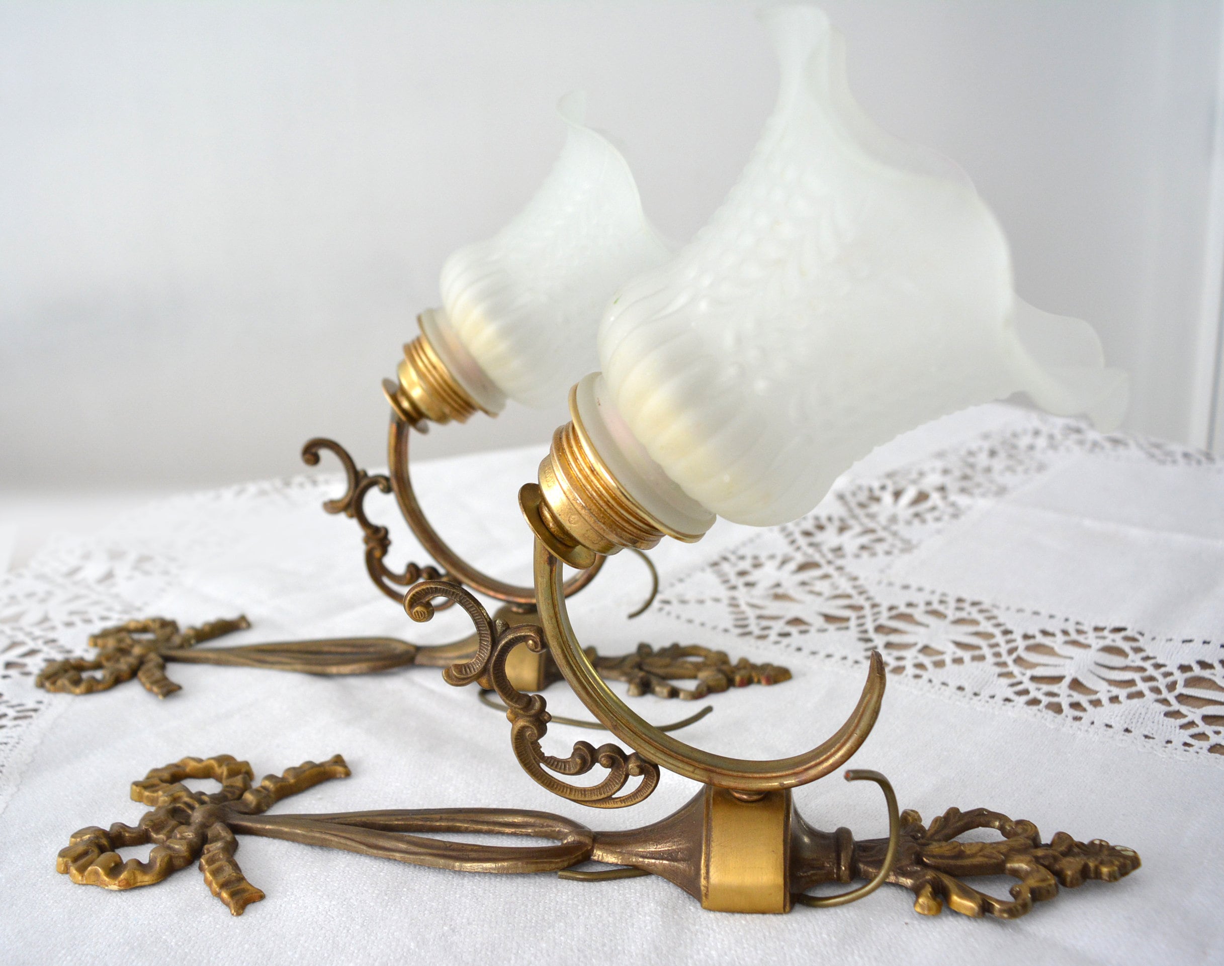 Paire d'appliques Vintage Français Teinte Tulipe, Éclairages Tulipes en Verre Français, Rubans Laito