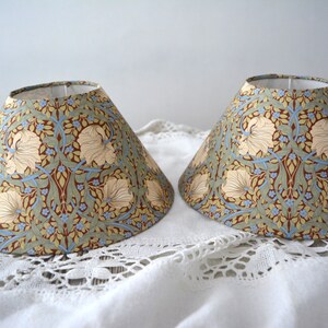 Paar Lampenschirme, dekorative Lampenschirme mit Blumenmuster im Jugendstil Bild 1