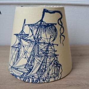 Abat-jour déco marin, antique toile de Jouy bleu