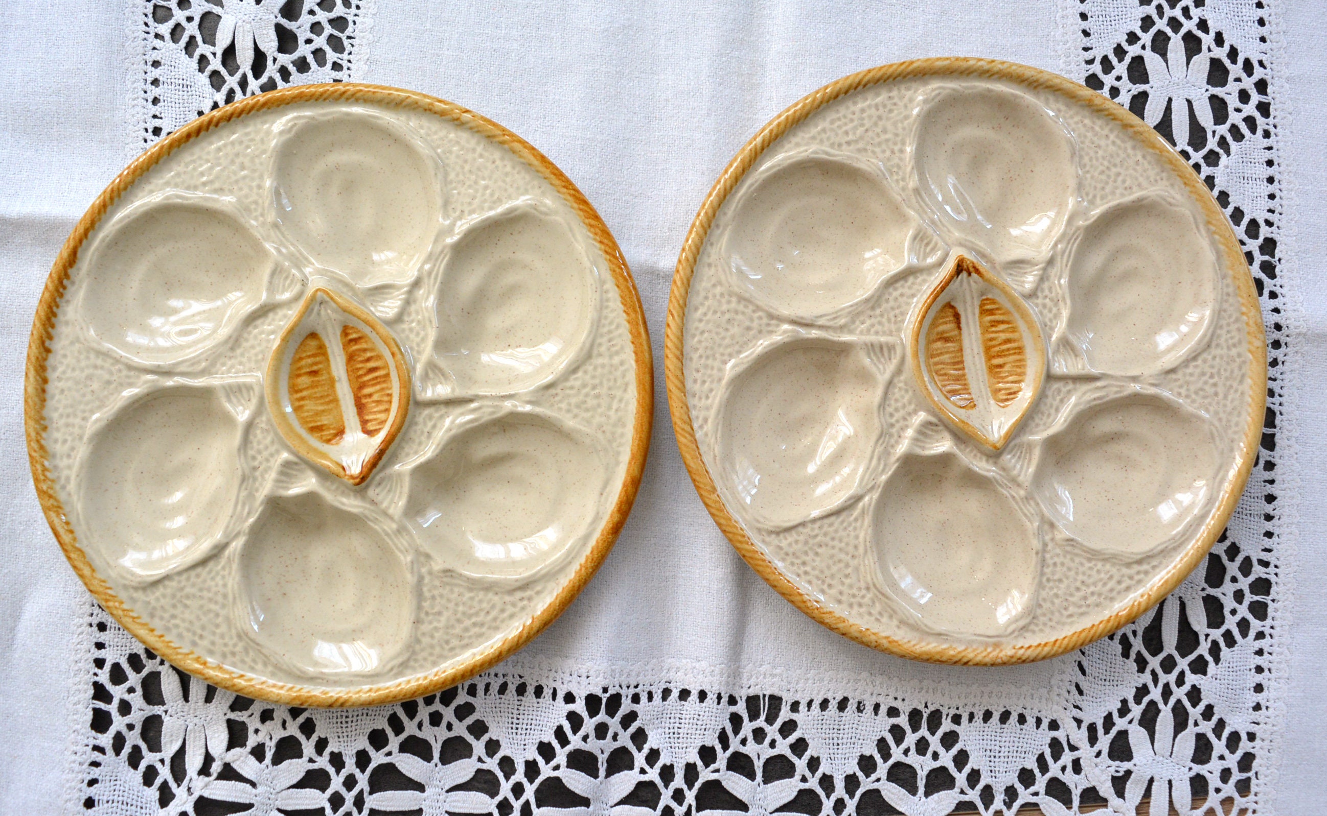 Ensemble de 2 Assiettes à Huîtres Saint Clément, Millésime Oyster Français Majolica, 1960