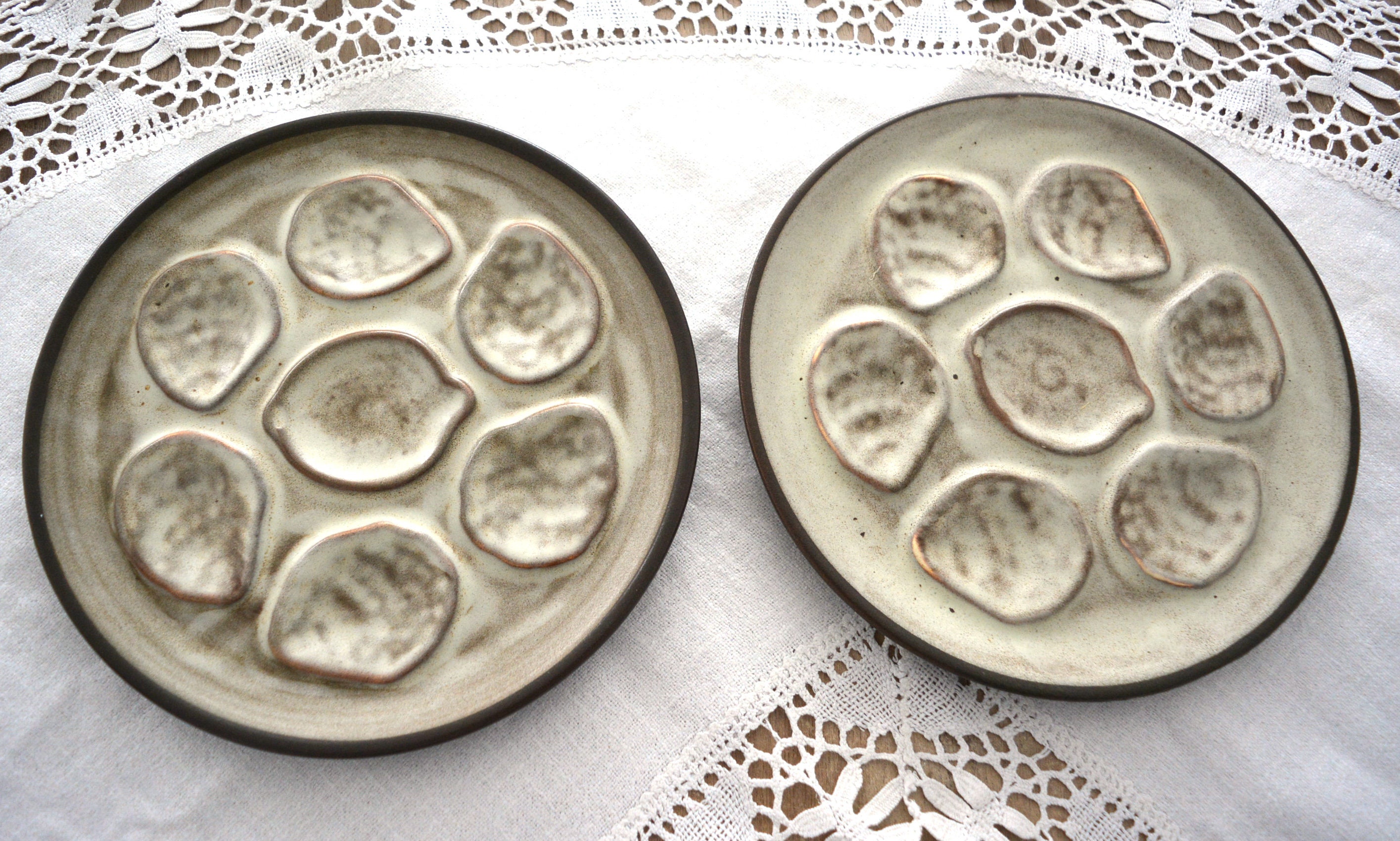 Ensemble de 2 Assiettes d'huîtres en Grès, Vintage Oyster Français Majolica, 1960