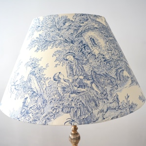 Abat-jour en tissu français Jouy, motif pastoral antique, TOILE JOUY pastels bleus, ARTISANAT image 1