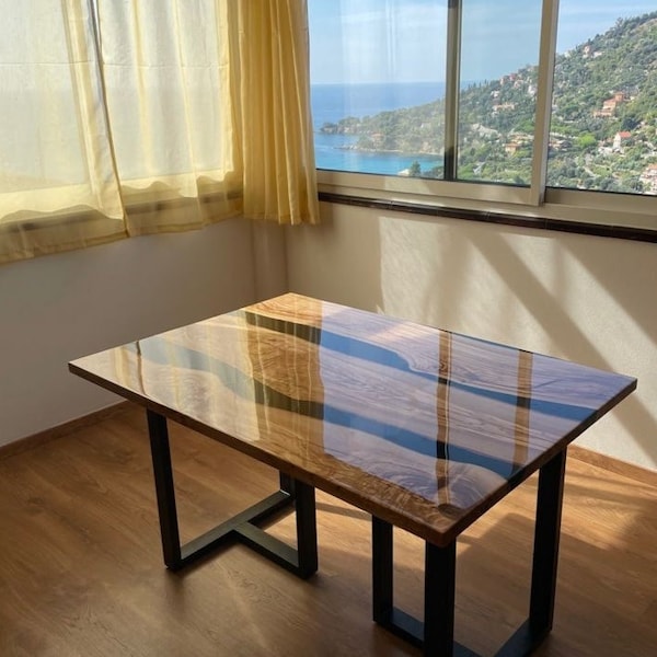 Tavolo in legno di ulivo e resina nera / Olive Wood Table With Black Epoxy