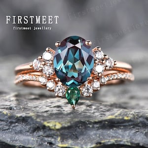 Retro Oval Alexandrite Engagement Ring Set Pear Cut Emerald Diamond Curve Wedding Band Unique Art Deco Engagement Rings for Women Gifts