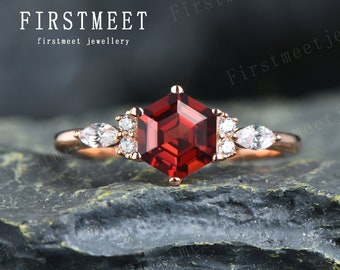 Anillo de granate rojo Anillo de piedra de nacimiento de enero Anillo Art Déco Moissanite Apilamiento Banda a juego Anillo de piedra preciosa roja Regalo de promesa de aniversario delicado