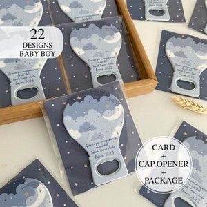 Puede incluir: Una tarjeta azul y blanca con un diseño de globo aerostático y el texto "Gracias por acompañarnos en este dia" y "Enero 2023". La tarjeta se empareja con un abridor de botellas azul y blanco con un diseño de globo aerostático. La tarjeta y el abridor de botellas se empaquetan juntos.